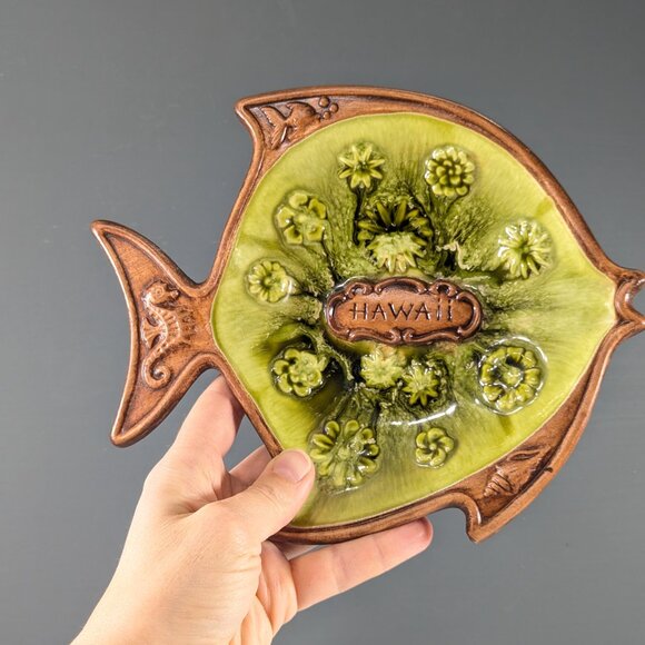 ca1970s Treasure Craft USA Hawaii pottery fish shaped dish brown / lime green - Picture 8 of 8